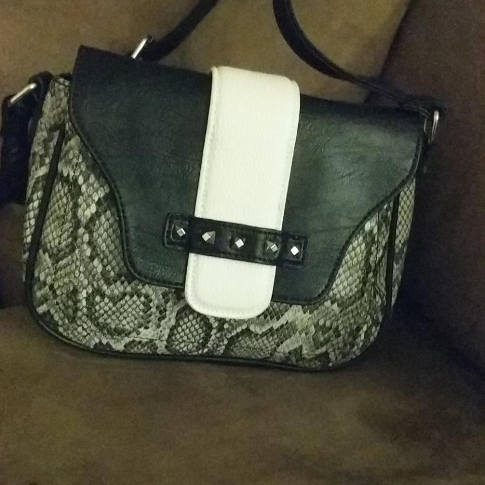 NEW Jaclyn Smith Black and  white shoulder bag